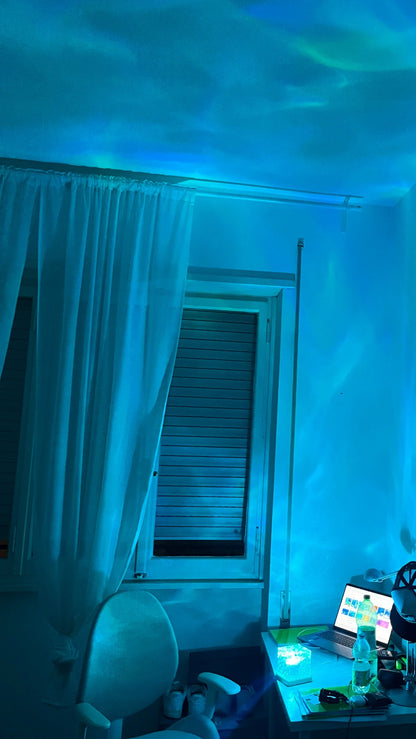 Foto reale: camera illuminata da SeaGlow con riflessi d'acqua sul soffitto