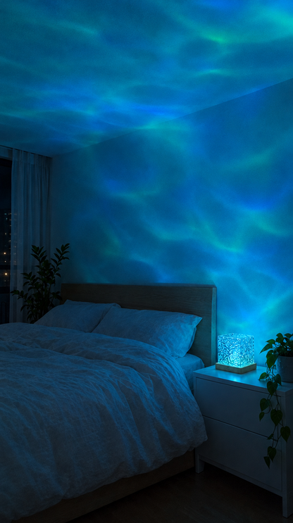 SeaGlow accesa sul comodino: onde di luce azzurre su pareti e soffitto