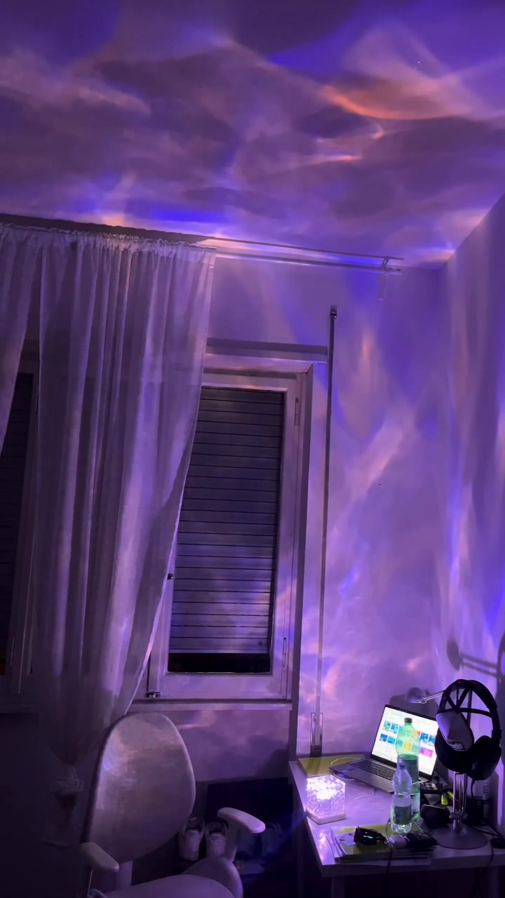 SeaGlow con luce viola: le onde cambiano colore